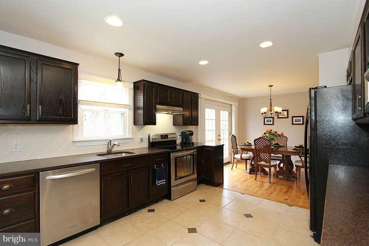 8938 Rolling Road Manassas, VA 20110 - Photo 14 of 30 Kitchen