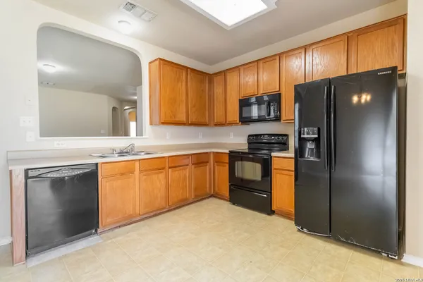 $1,600 | 7827 Liberty Island, San Antonio, TX 78227