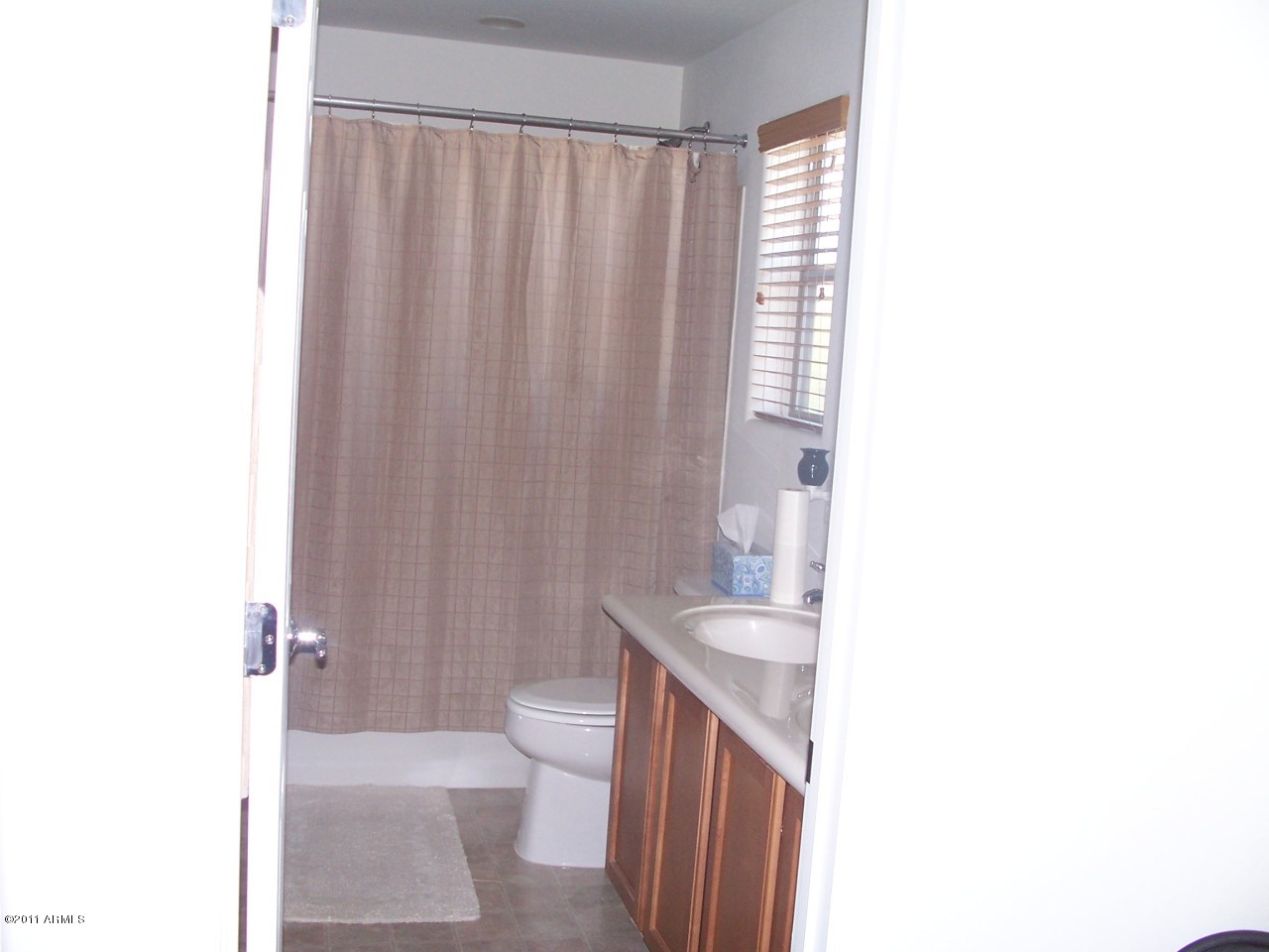 2026 West Davis Road Phoenix, AZ 85023 - Photo 12 of 15 Jack and Jill bath