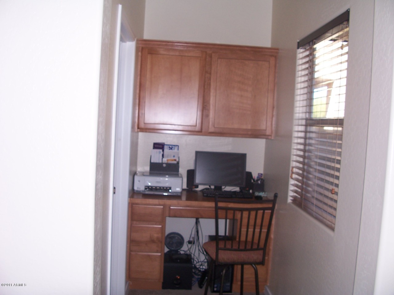 2026 West Davis Road Phoenix, AZ 85023 - Photo 6 of 15 Desk area