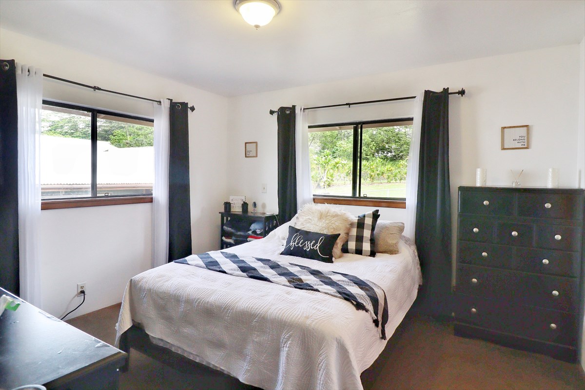 17-212 Volcano Road Keaau, HI 96749 - Photo 8 of 24 a bedroom with a bed and a window