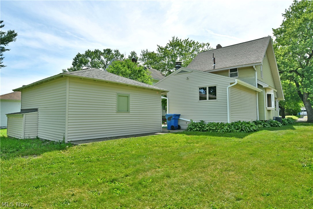 722 5th Street Struthers, OH 44471 - Photo 4 of 36
