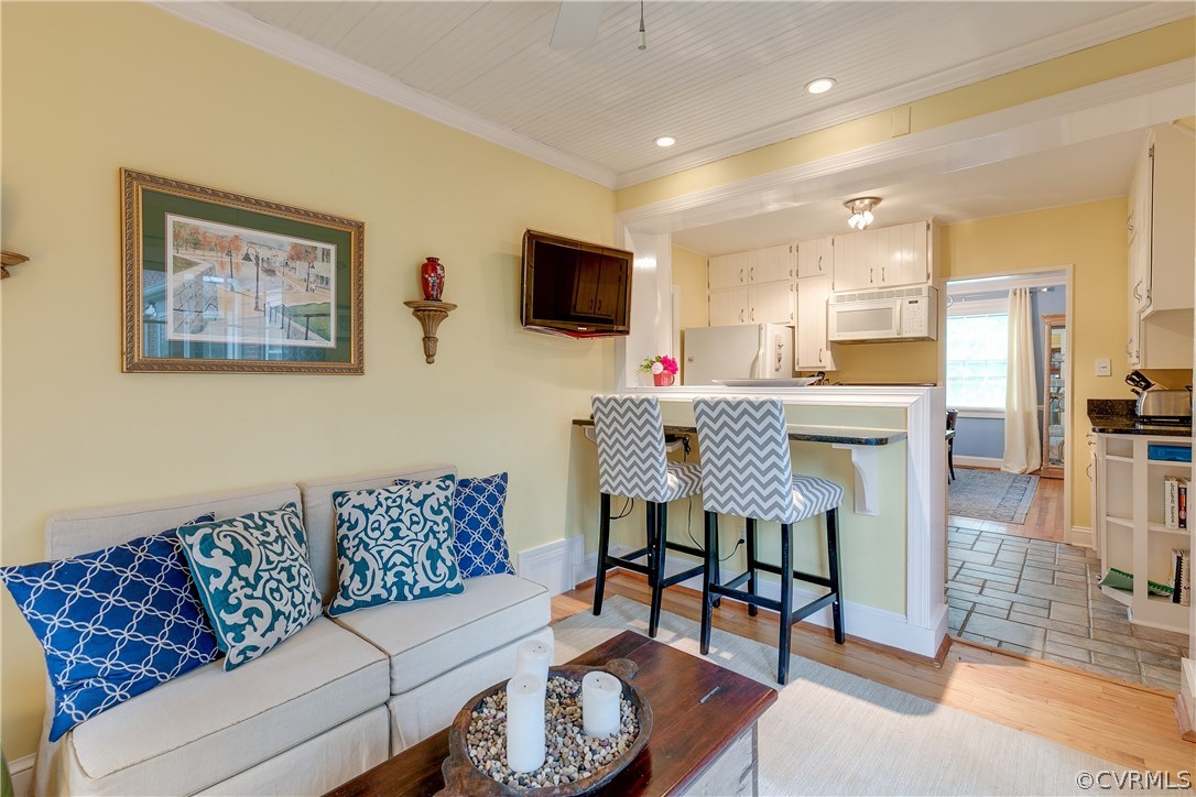 914 Pine Ridge Road Richmond, VA 23226 - Photo 13 of 39 The breakfast bar is a favorite place to perch.