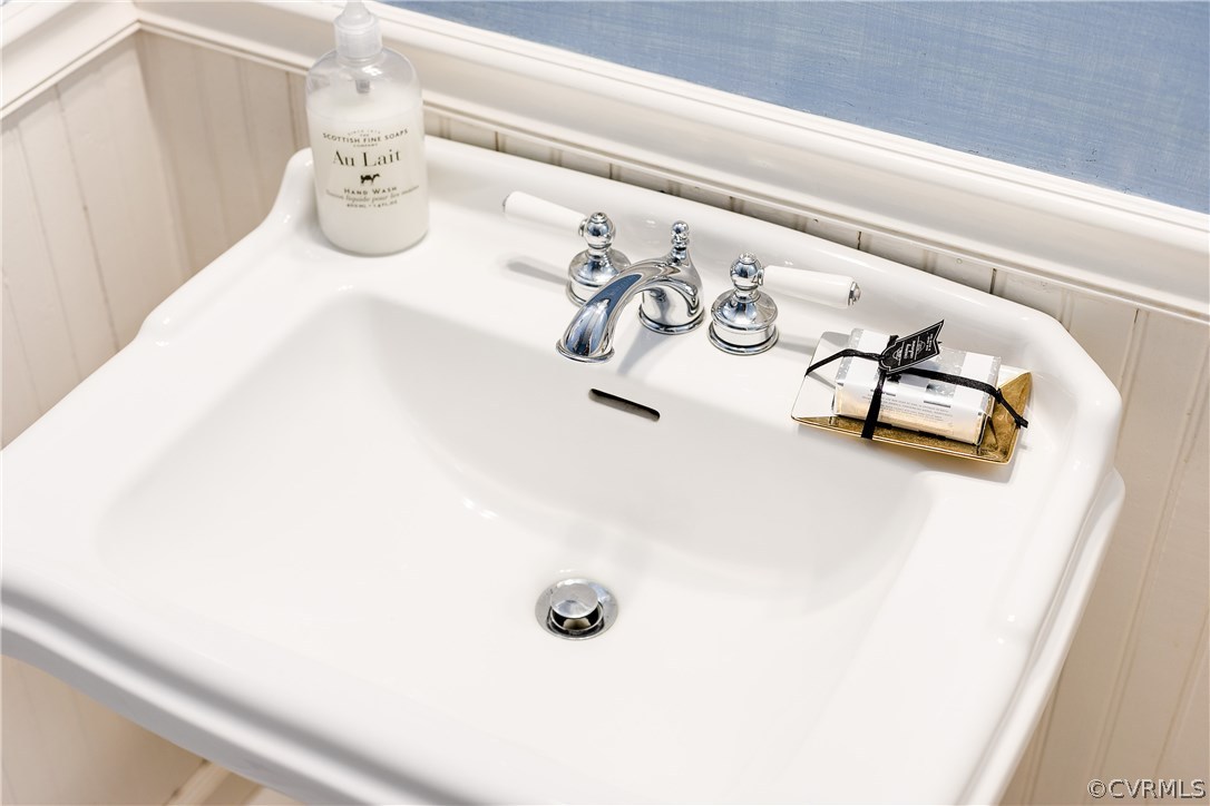 914 Pine Ridge Road Richmond, VA 23226 - Photo 22 of 39 Pedestal sink in powder room.