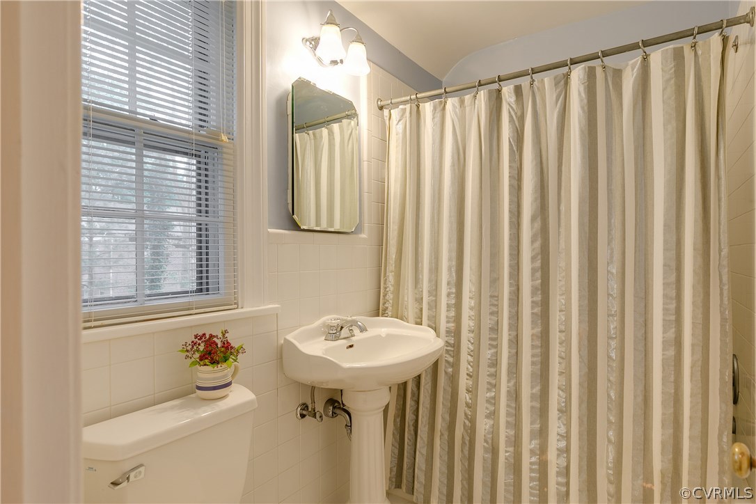 914 Pine Ridge Road Richmond, VA 23226 - Photo 26 of 39 Upstairs full bath with ceramic tile and pedestal