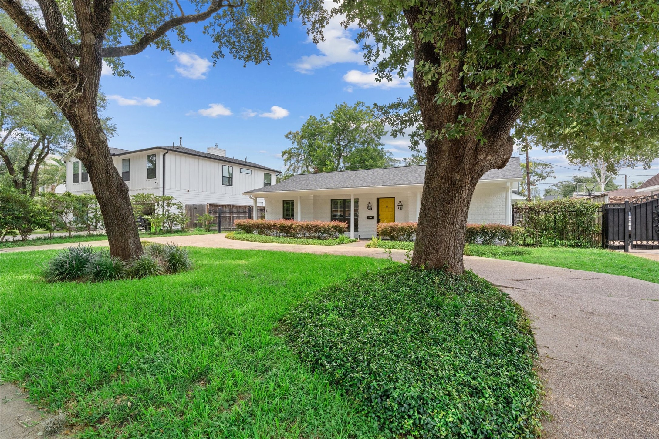 1328 Bingle Road Houston, TX 77055 - Photo 3 of 48