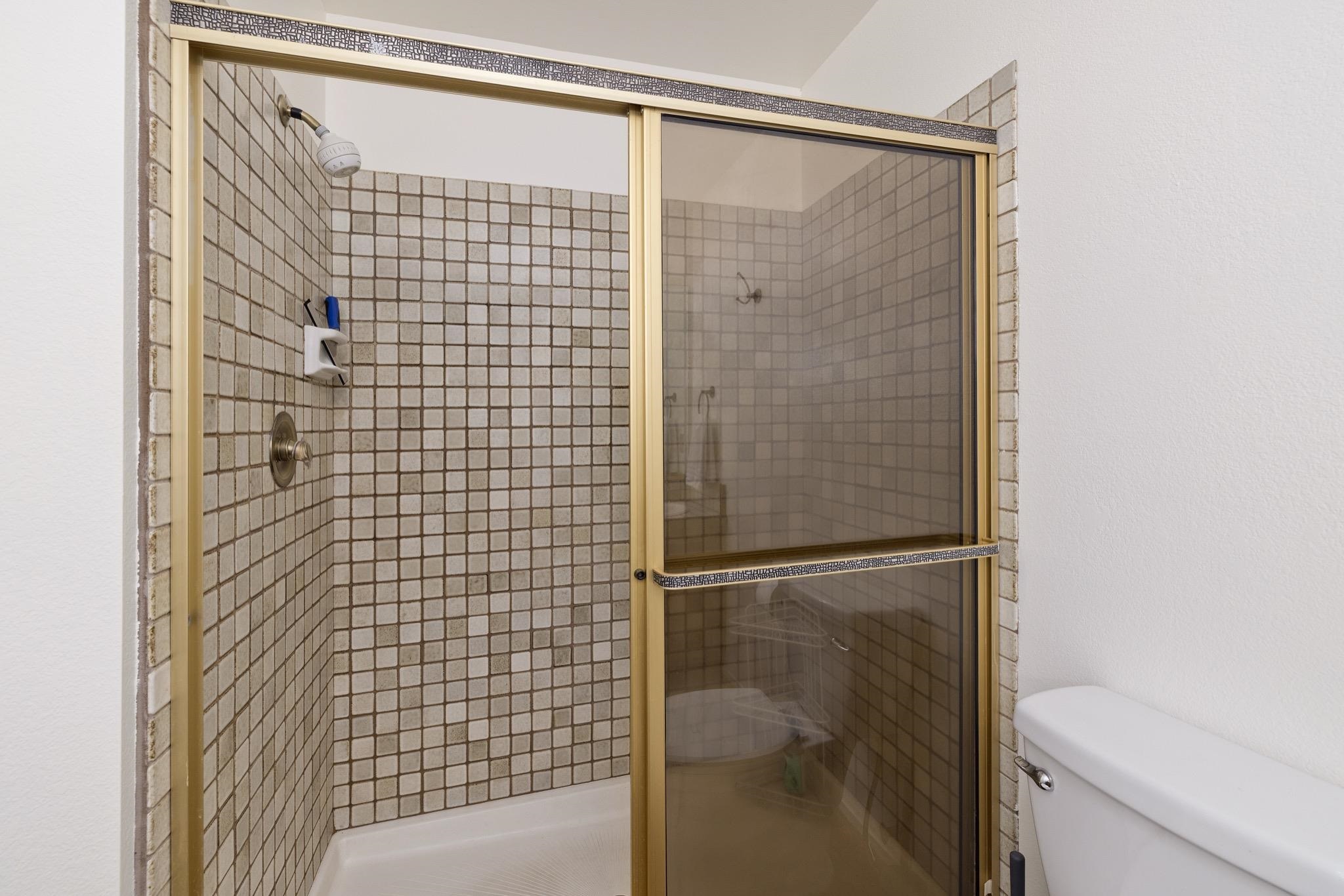 484 Manzanita Road, Unit 16 Mammoth Lakes, CA 93546 - Photo 32 of 34 a bathroom with a shower