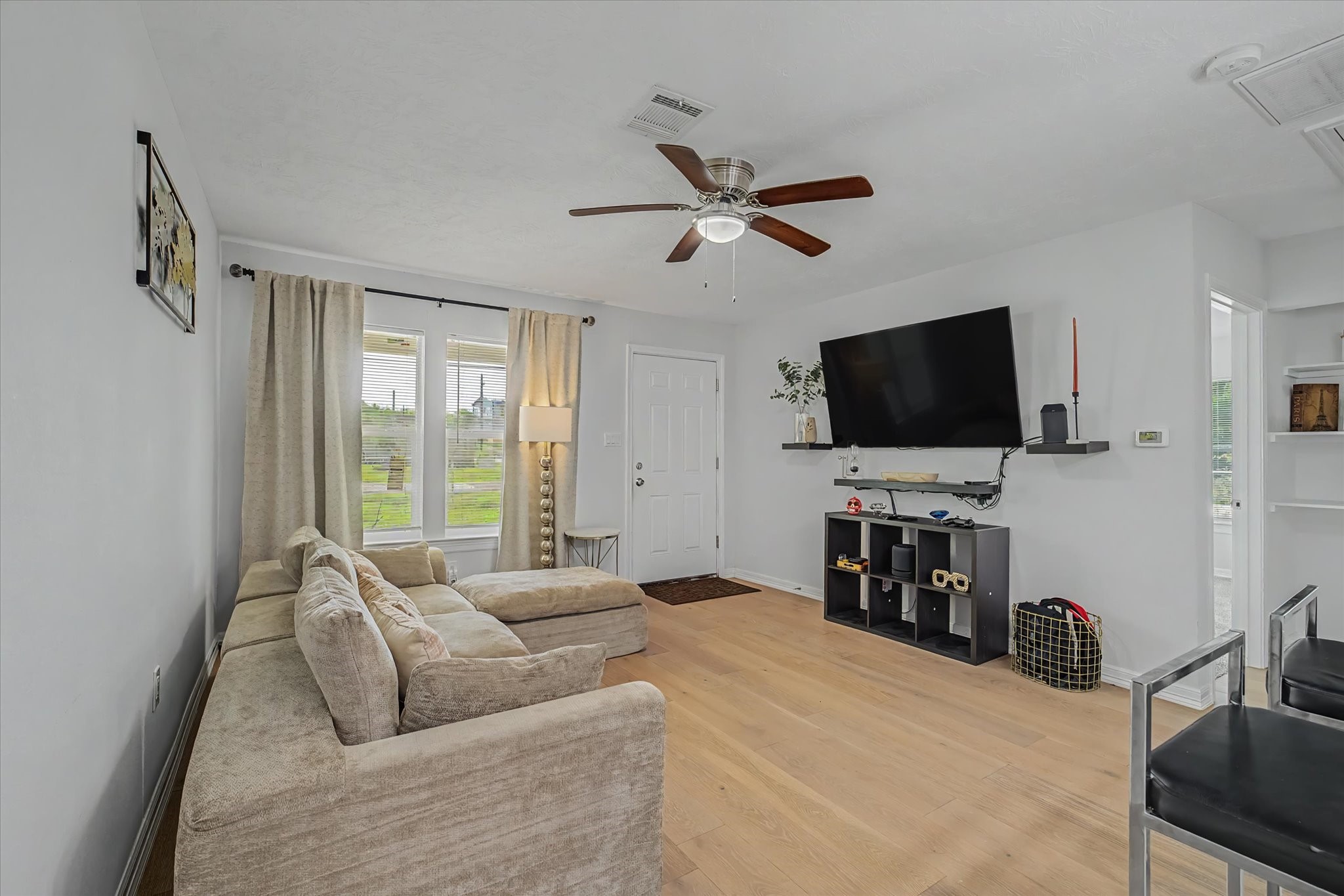 6834 New York Street Houston, TX 77021 - Photo 13 of 39 Inviting, sun-drenched living room layout designed for effortless everyday living and hosting