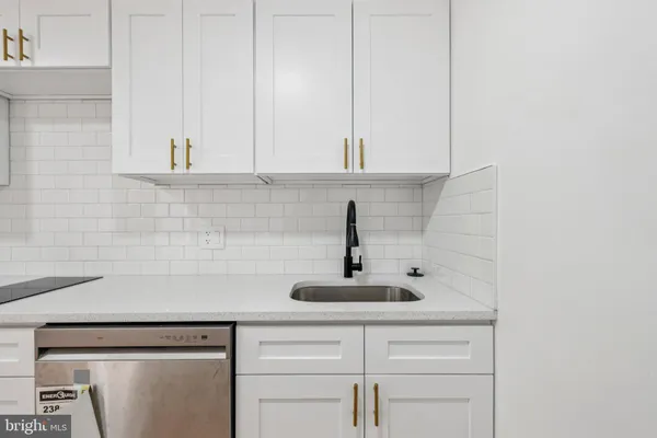 $4,000 | 1223-00 Spruce Street, Unit 3F, Philadelphia, PA 19107