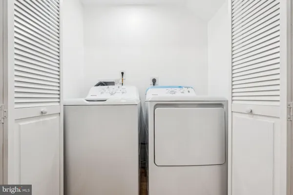 $4,000 | 1223-00 Spruce Street, Unit 3F, Philadelphia, PA 19107