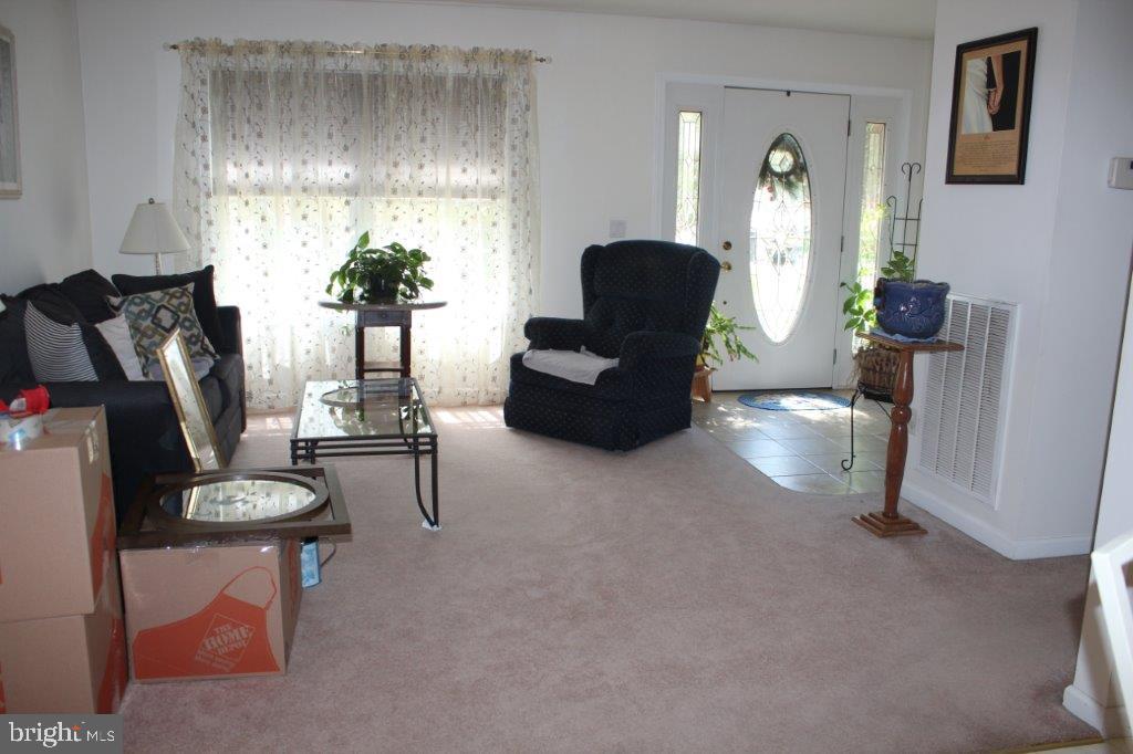 10115 Mason Road Berlin, MD 21811 - Photo 3 of 30 Living Room