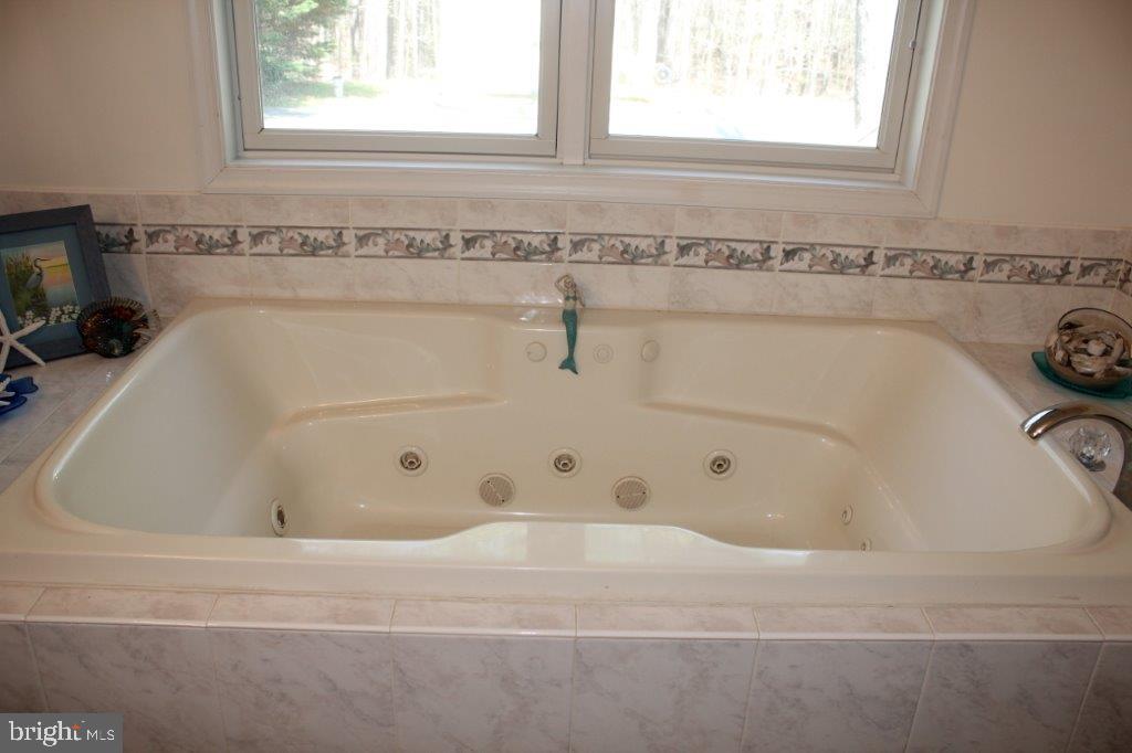 10115 Mason Road Berlin, MD 21811 - Photo 22 of 30 Master Bathroom jetted over-sized tub