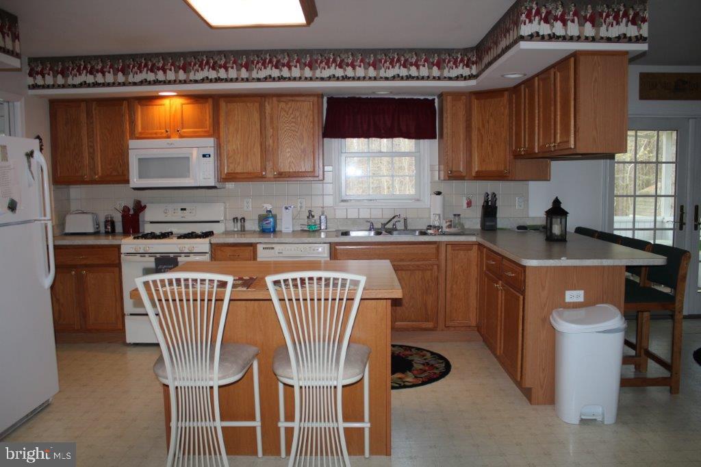 10115 Mason Road Berlin, MD 21811 - Photo 5 of 30 Kitchen with 2 bar seating areas