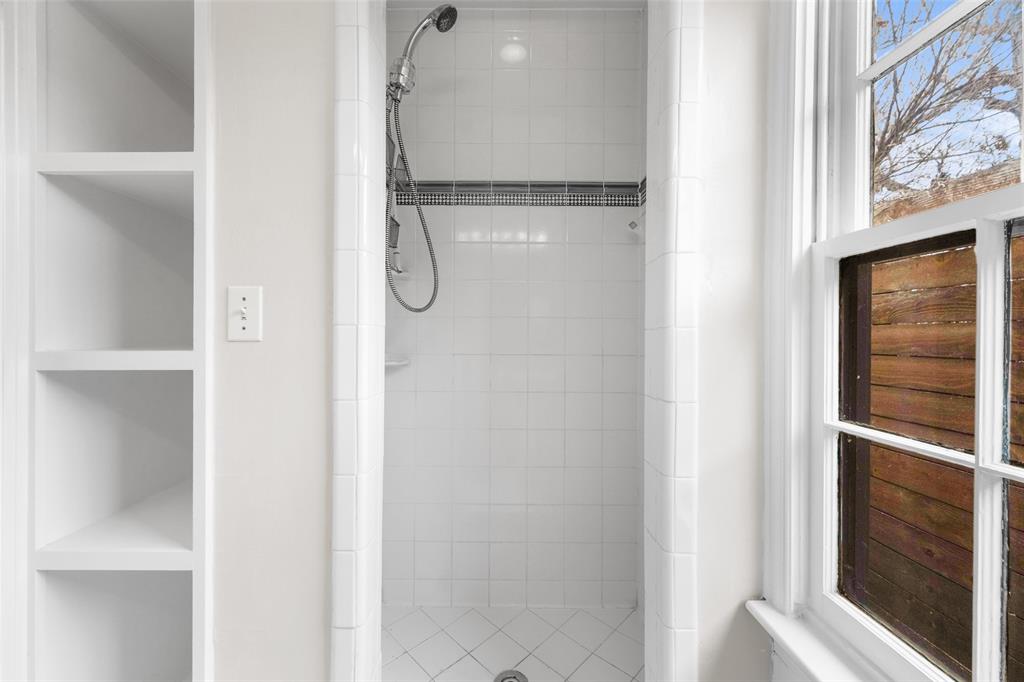 311 North Tennant Street Dallas, TX 75208 - Photo 22 of 23 a bathroom with a glass shower door