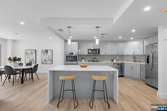 $789,000 | 302 Smith Court, Edgewater, NJ 07020