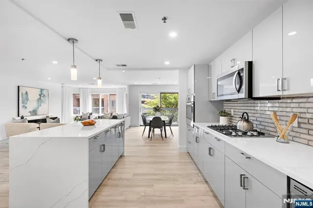 $789,000 | 302 Smith Court, Edgewater, NJ 07020