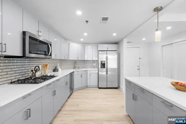 $789,000 | 302 Smith Court, Edgewater, NJ 07020