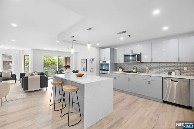 $789,000 | 302 Smith Court, Edgewater, NJ 07020