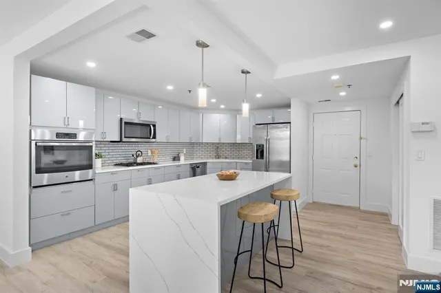 $789,000 | 302 Smith Court, Edgewater, NJ 07020