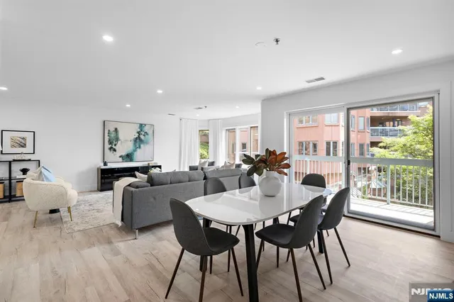 $789,000 | 302 Smith Court, Edgewater, NJ 07020