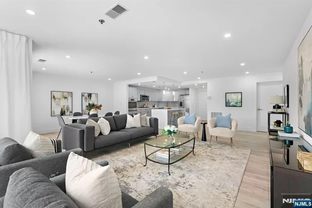 $789,000 | 302 Smith Court, Edgewater, NJ 07020