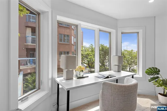 $789,000 | 302 Smith Court, Edgewater, NJ 07020