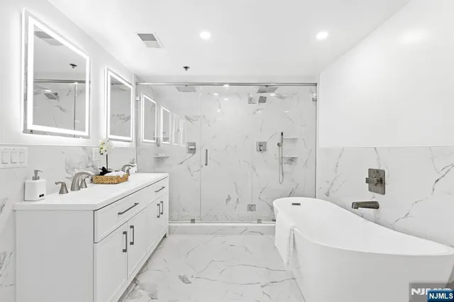 $789,000 | 302 Smith Court, Edgewater, NJ 07020