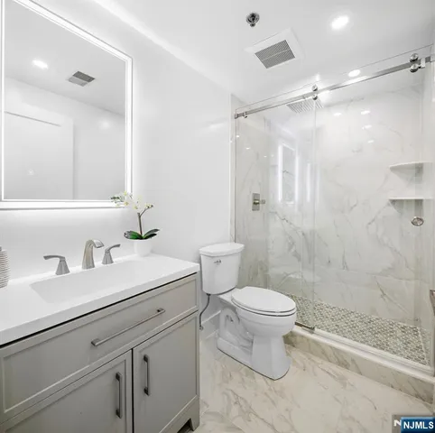 $789,000 | 302 Smith Court, Edgewater, NJ 07020