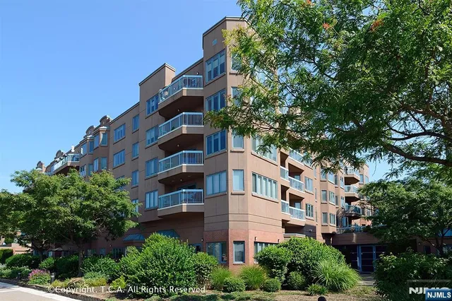 $789,000 | 302 Smith Court, Edgewater, NJ 07020