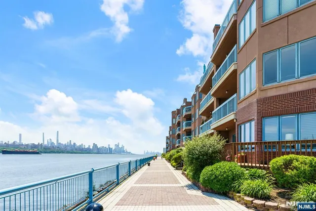 $789,000 | 302 Smith Court, Edgewater, NJ 07020