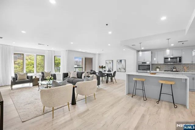 $789,000 | 302 Smith Court, Edgewater, NJ 07020