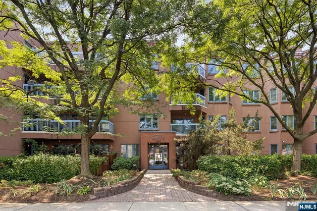 $789,000 | 302 Smith Court, Edgewater, NJ 07020