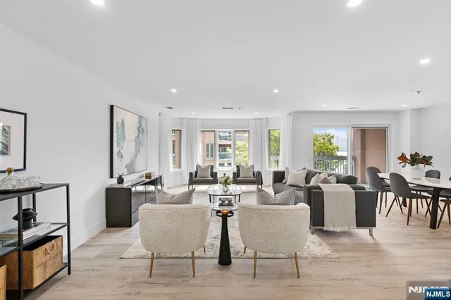 $789,000 | 302 Smith Court, Edgewater, NJ 07020