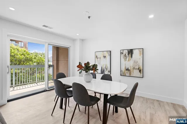 $789,000 | 302 Smith Court, Edgewater, NJ 07020