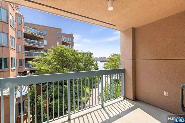 $789,000 | 302 Smith Court, Edgewater, NJ 07020