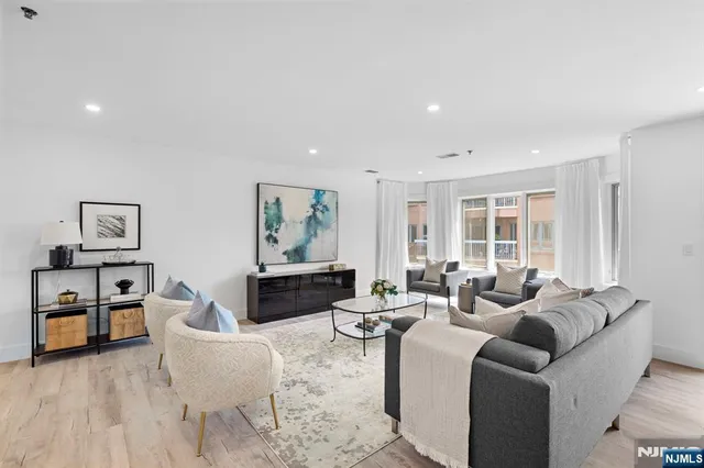 $789,000 | 302 Smith Court, Edgewater, NJ 07020