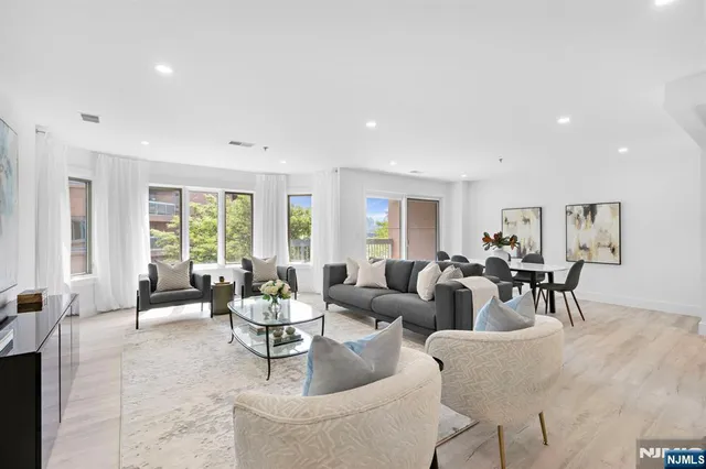 $789,000 | 302 Smith Court, Edgewater, NJ 07020