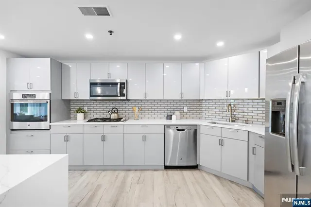 $789,000 | 302 Smith Court, Edgewater, NJ 07020