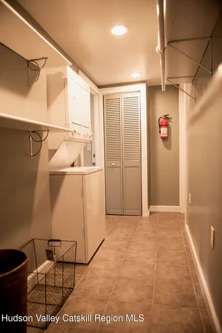 a view of utility room
