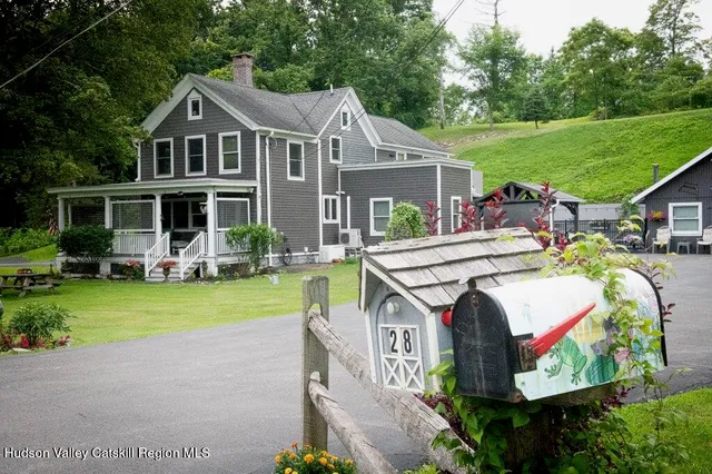 a view of a house with backyard and garden