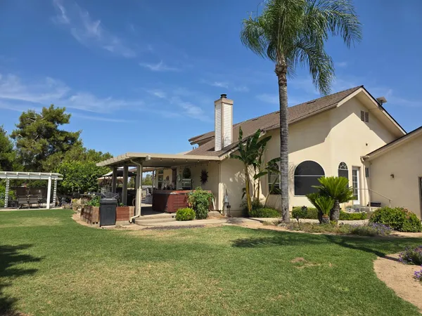 a view of a house with a backyard