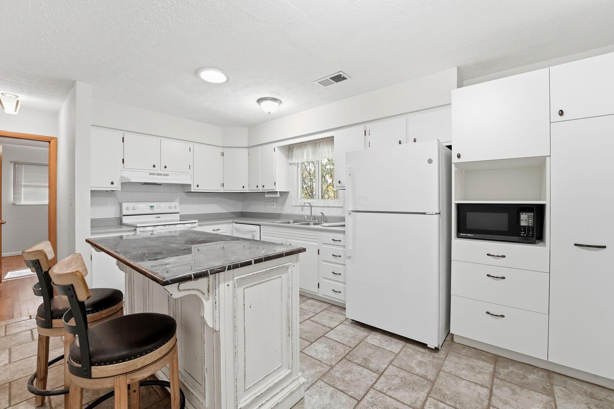 854 South Section Line Road Delaware, OH 43015 - Photo 17 of 60 Kitchen