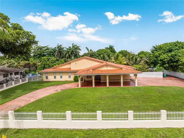 a view of a house with a big yard