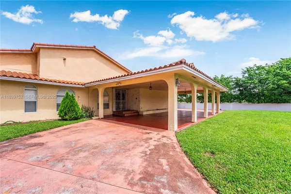 a view of a house with a yard