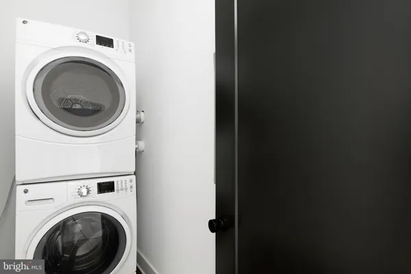 a close up view of a washer and dryer
