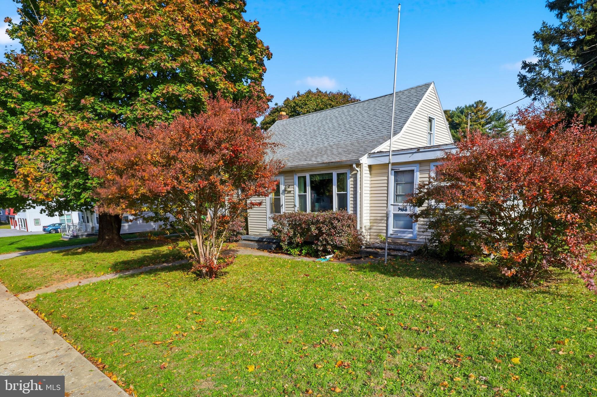a view of a house with a yard