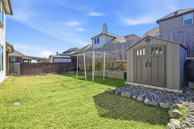 a view of a front of house with a yard