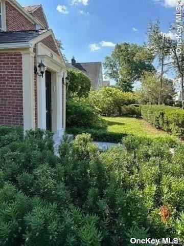 59 Radnor Road Great Neck, NY 11023 - Photo 2 of 15 ENTRANCE