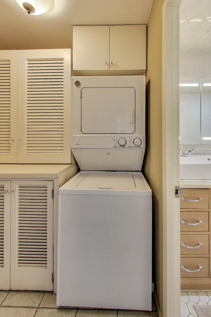 201 East Chestnut Street, Unit 24C Chicago, IL 60611 - Photo 27 of 33 a utility room with dryer and washer