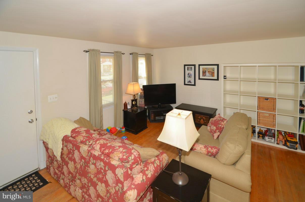1008 Downton Road Baltimore, MD 21227 - Photo 2 of 22 Living Room